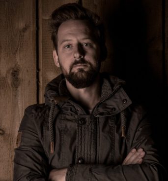 Mario - Lead Vocals und Rhythm Guitar